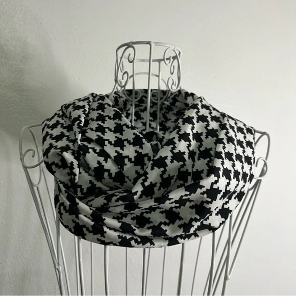 Infinity scarf, black & white, 100% polyester.